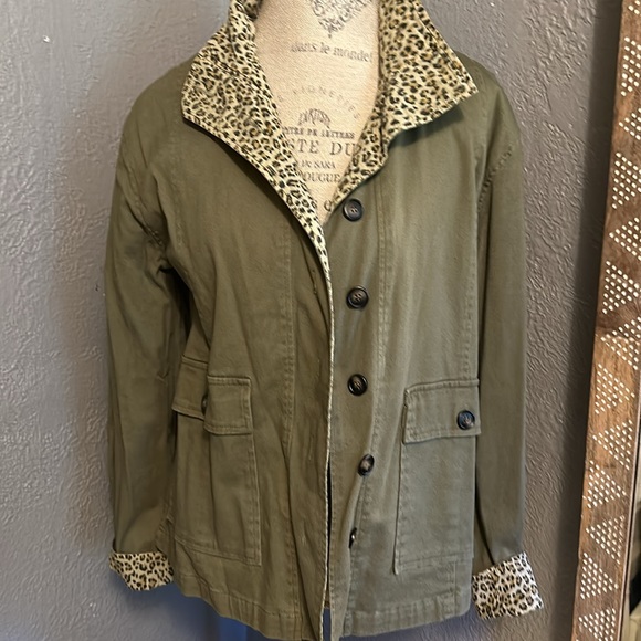 EVEREVE | Peyton Jensen Utility Jacket w/ Leopard Lining - Picture 2 of 8